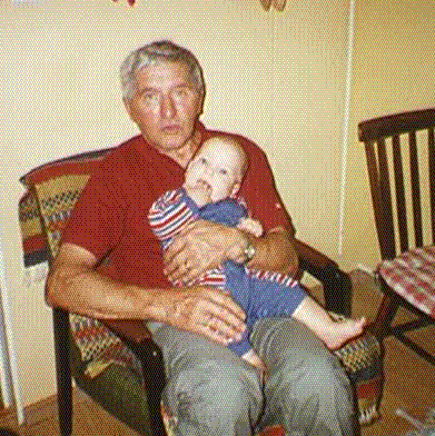 Morfar Sune tar ett stadigt grepp...